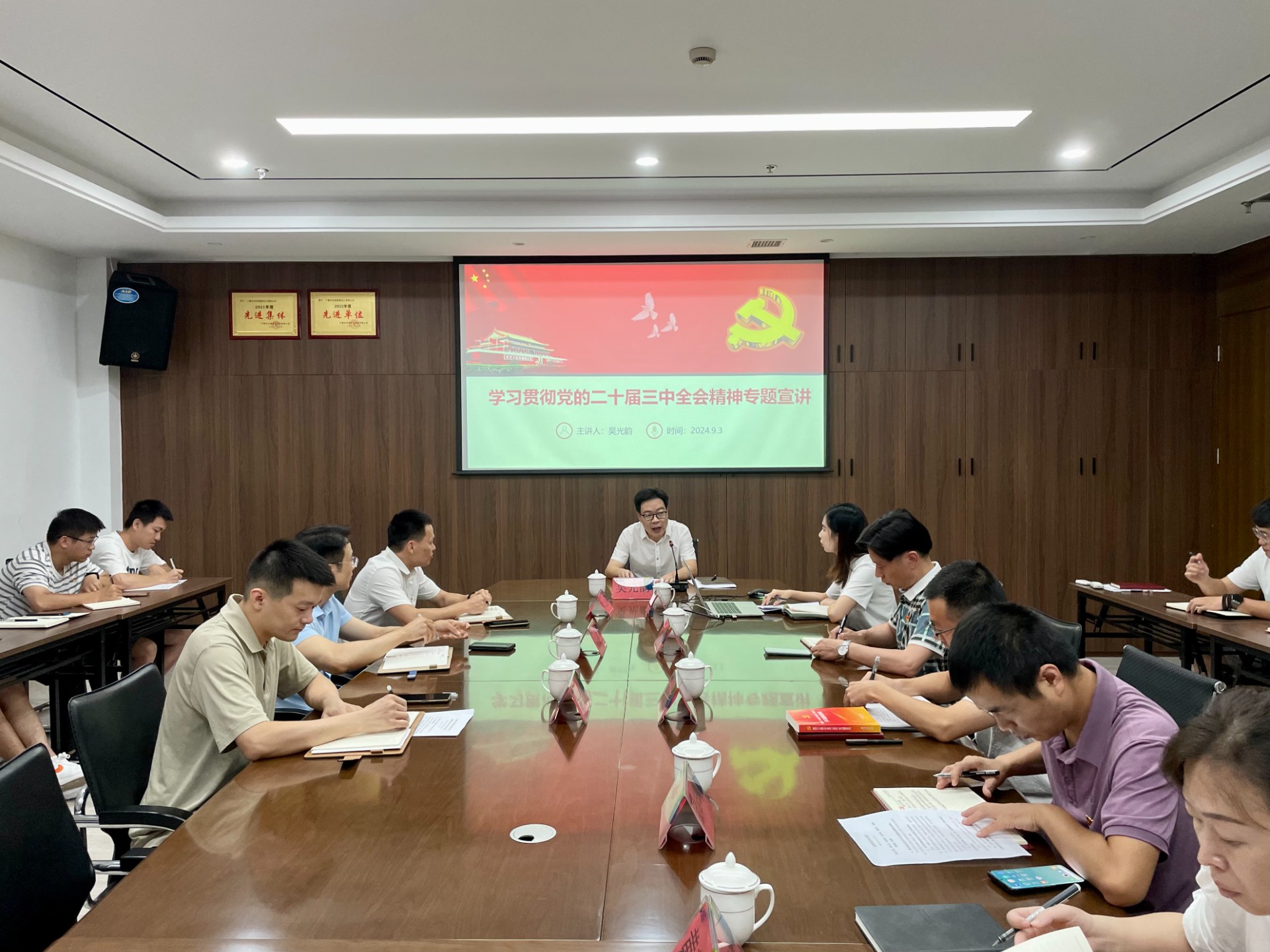 市交投集團(tuán)領(lǐng)導(dǎo)深入市交投物流集團(tuán)市交投勘察設(shè)計(jì)公司開展聯(lián)系點(diǎn)工作，葉嵐清拍攝1.jpg