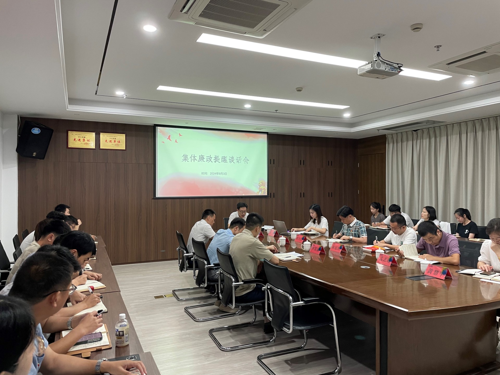 市交投集團(tuán)領(lǐng)導(dǎo)深入市交投物流集團(tuán)市交投勘察設(shè)計(jì)公司開展聯(lián)系點(diǎn)工作，葉嵐清拍攝2.jpg